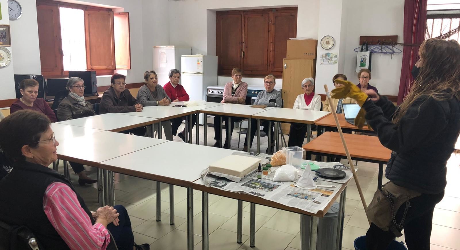 El Servei d'Educació Ambiental de la Diputació imparteix un taller d'elaboració de sabó en Santa Magdalena