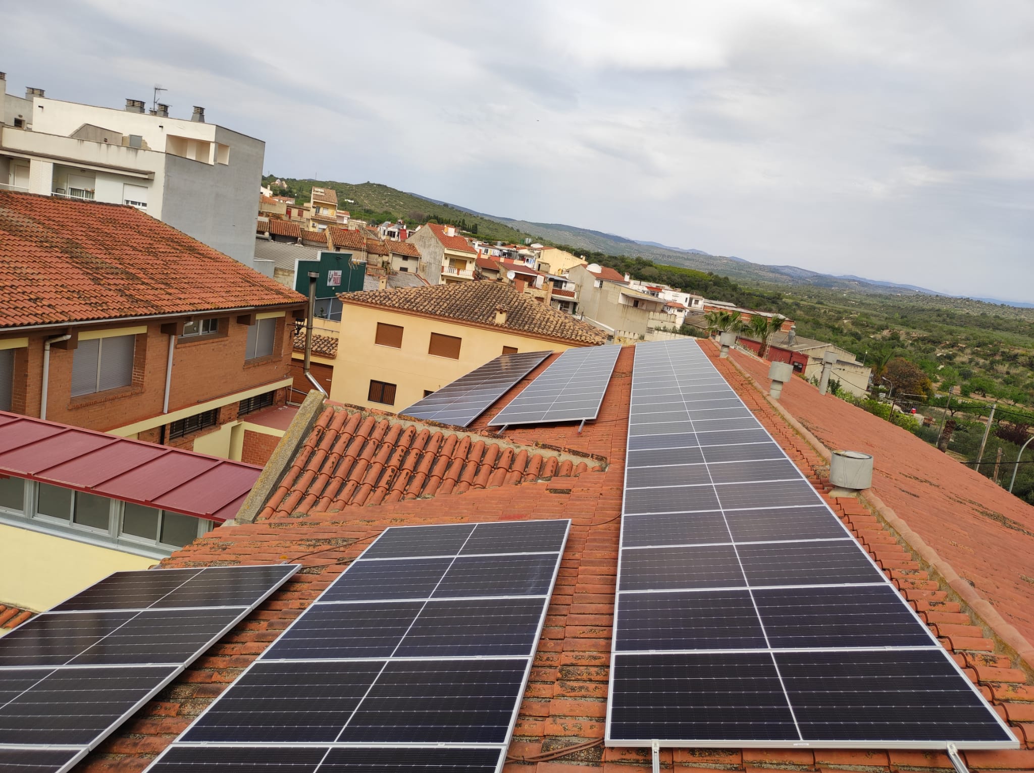 L’Ajuntament de Càlig adjudica la instal·lació de plaques solars a diversos edificis municipals