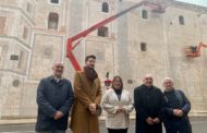 El bisbe de Tortosa visita les feines de restauració de la façana de l’església Arxiprestal de Vinaròs