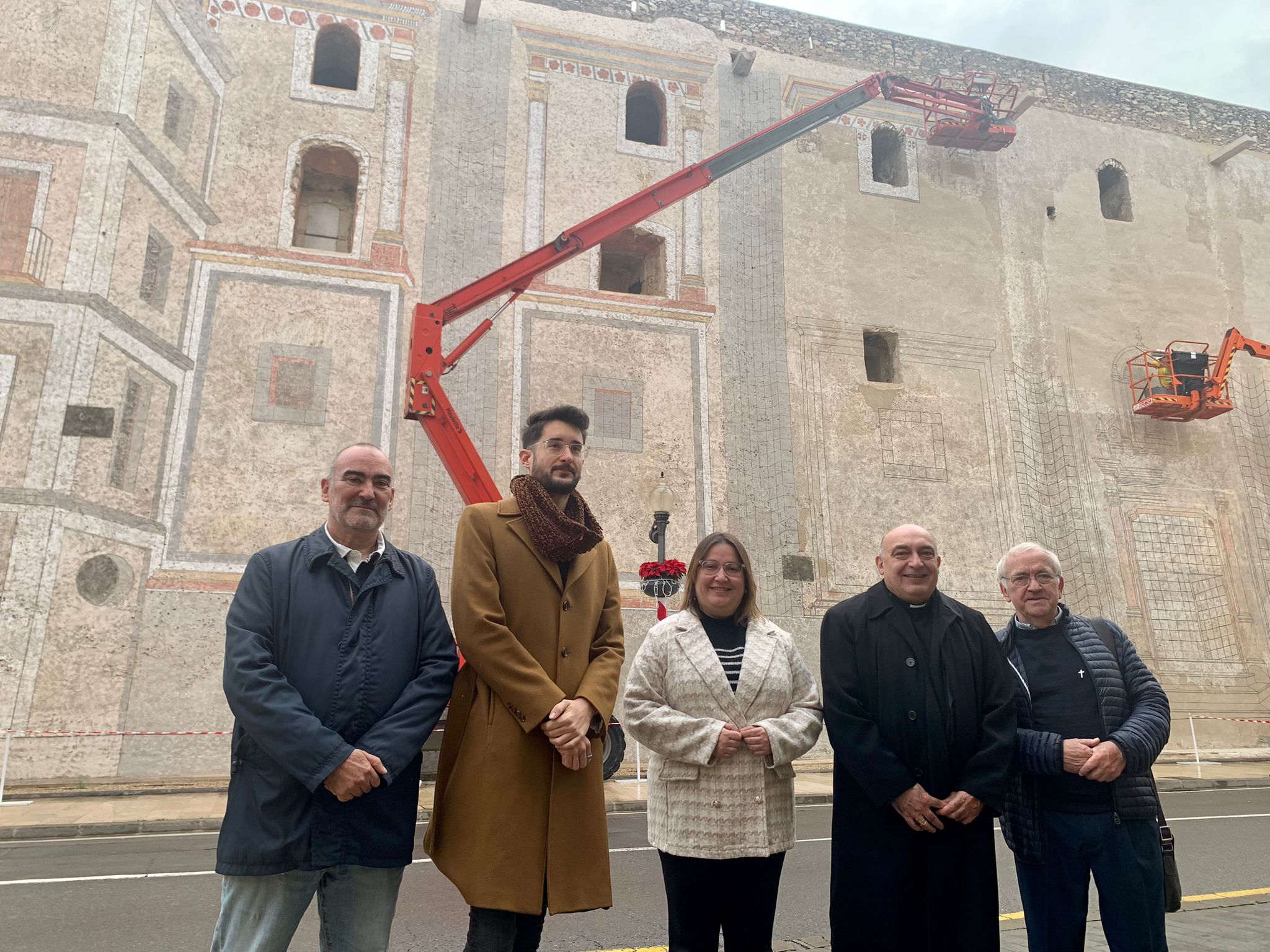 El bisbe de Tortosa visita les feines de restauració de la façana de l’església Arxiprestal de Vinaròs