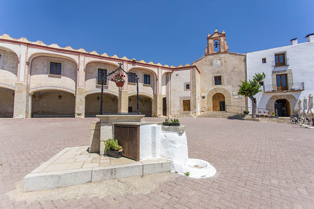 L’Ajuntament de Vinaròs neteja, repara i pinta la façana de l’ermita i el santuari de la Misericòrdia