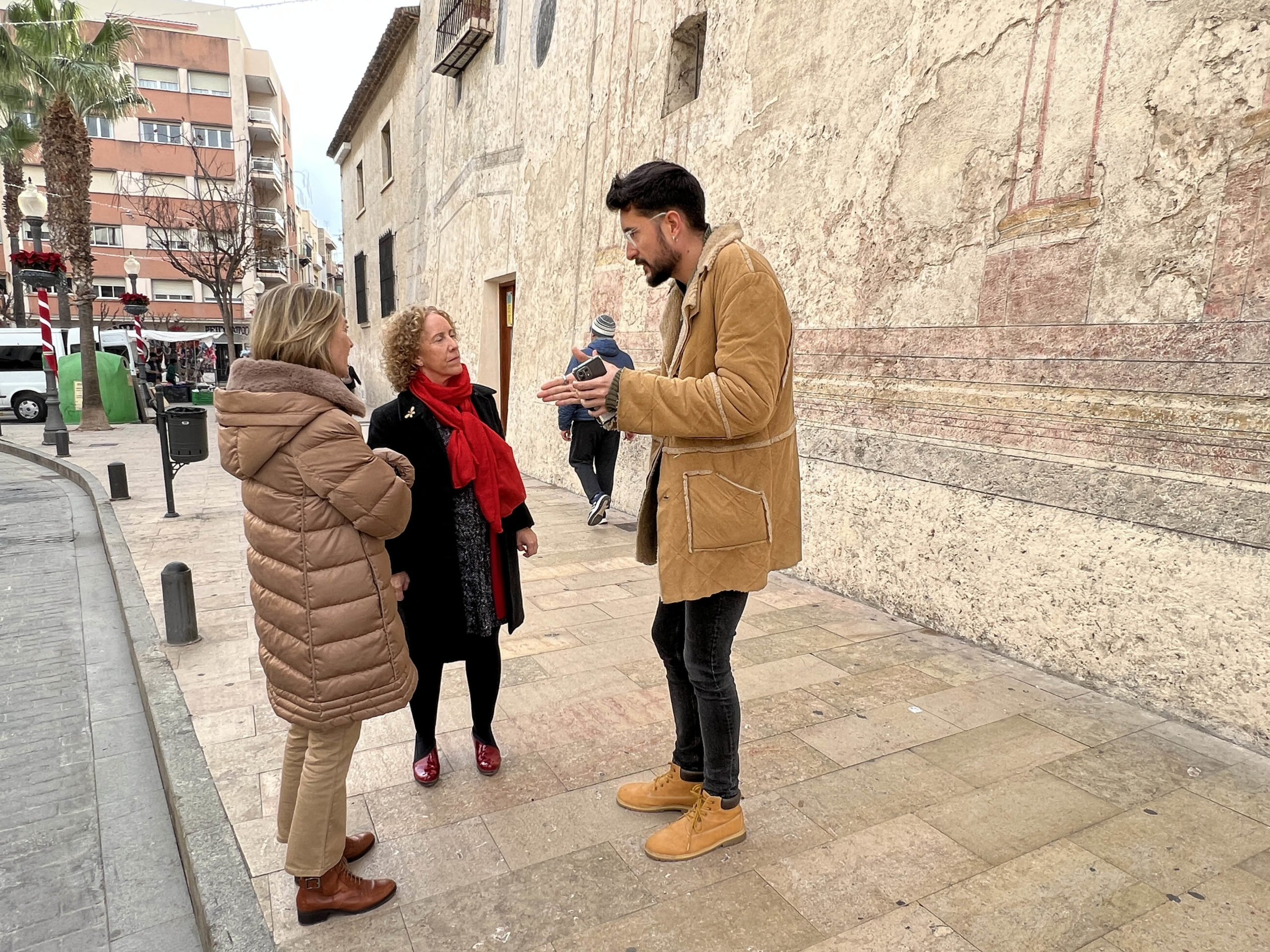 La directora general de l’IVCR+i visita les obres de restauració de les pintures fingides de Vinaròs