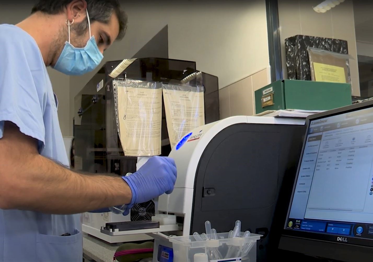 Sanitat tracta fins a 700 mostres setmanals de diversos virus respiratoris per a previndre epidèmies