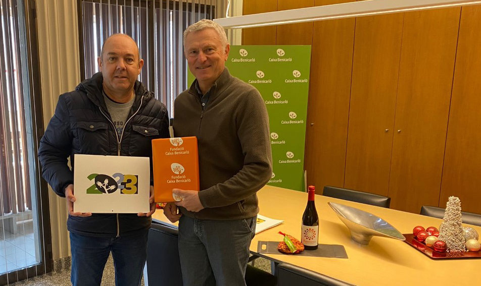 Caixa Benicarló reparteix el calendari 2023 i el seu detall nadalenc de proximitat