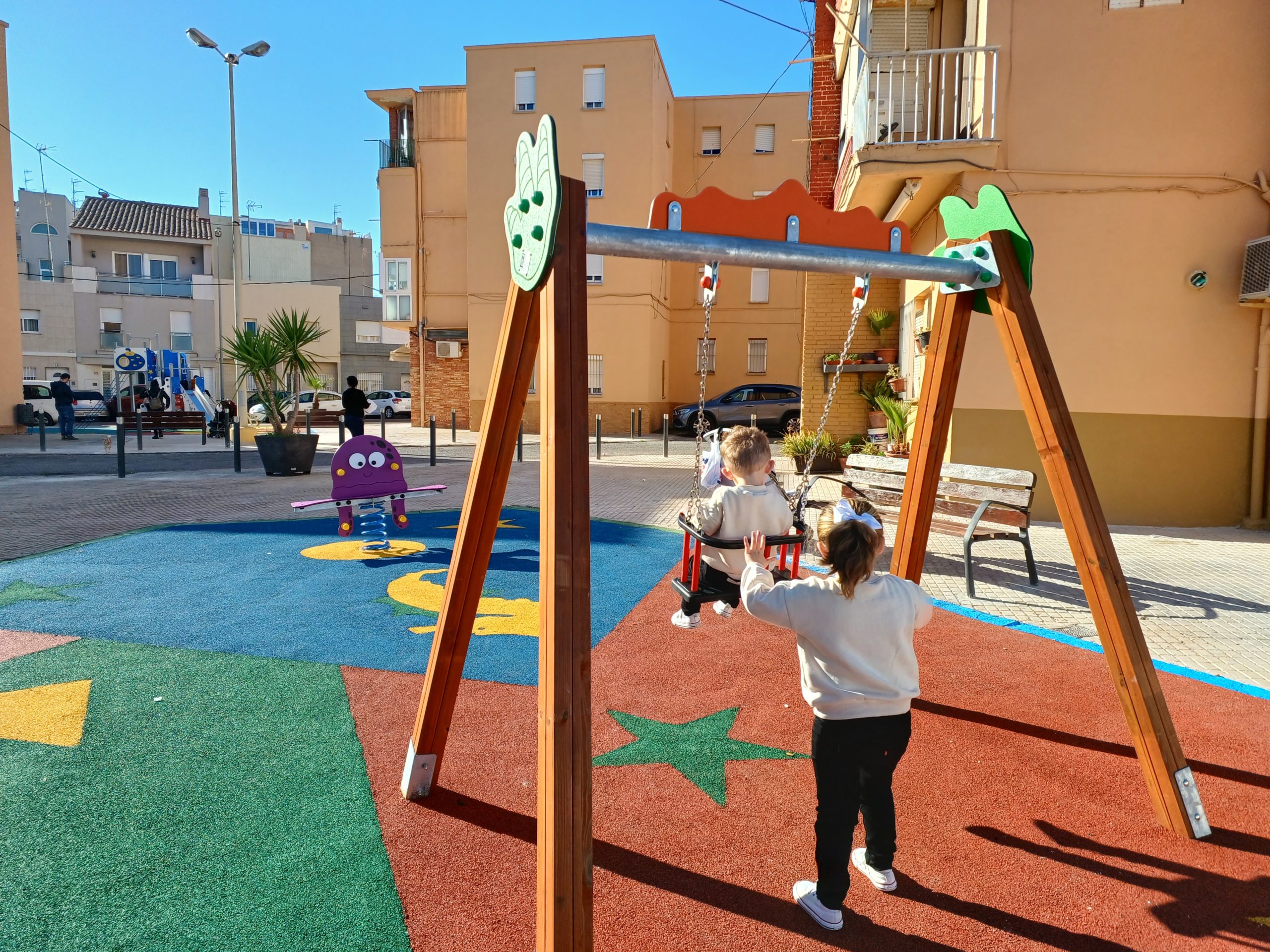 Obres i Serveis renova el parc infantil del grup de Sant Bartomeu de Benicarló