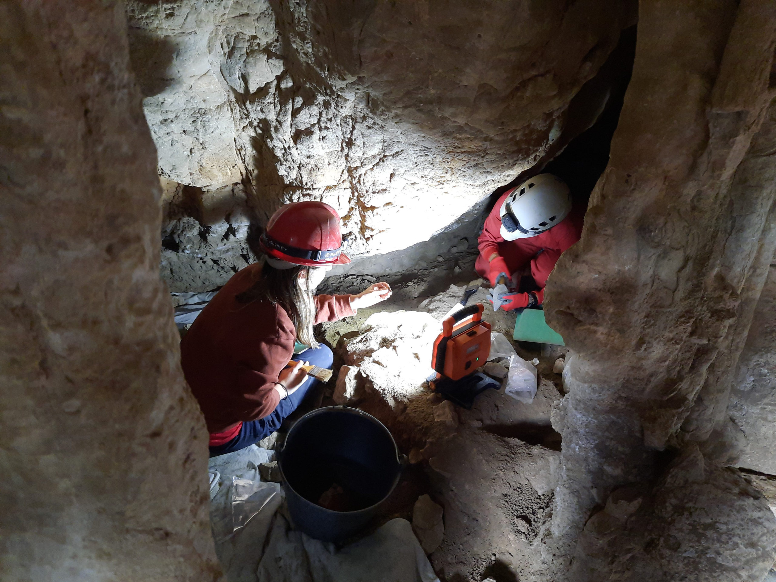 La 3a campanya d'excavacions en la Cova dels Diablets d’Irta documenta enterraments d'uns 4.800 anys