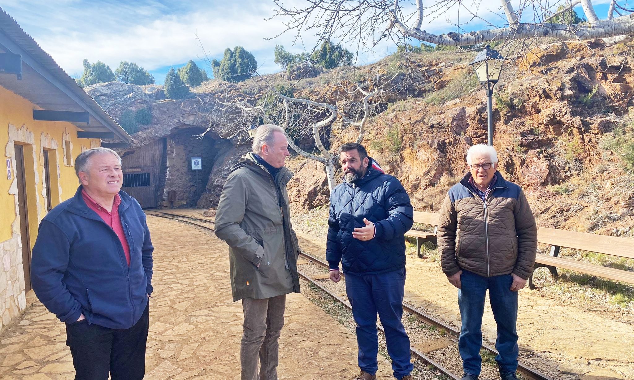 El senador Alberto Fabra visita la Torre d'en Besora per a interessar-se per les necessitats del municipi