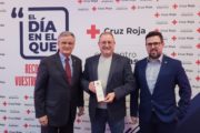 L'alcalde de Santa Magdalena i president del Consorci de Residus C1 rep el reconeixement de Creu Roja