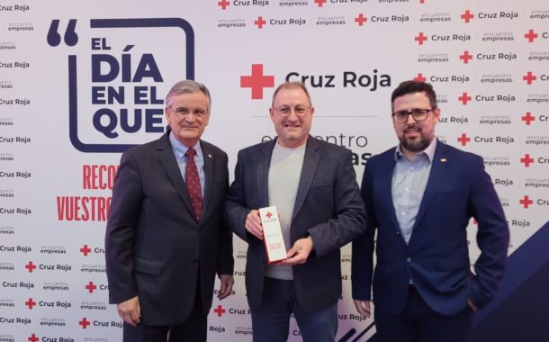 L'alcalde de Santa Magdalena i president del Consorci de Residus C1 rep el reconeixement de Creu Roja