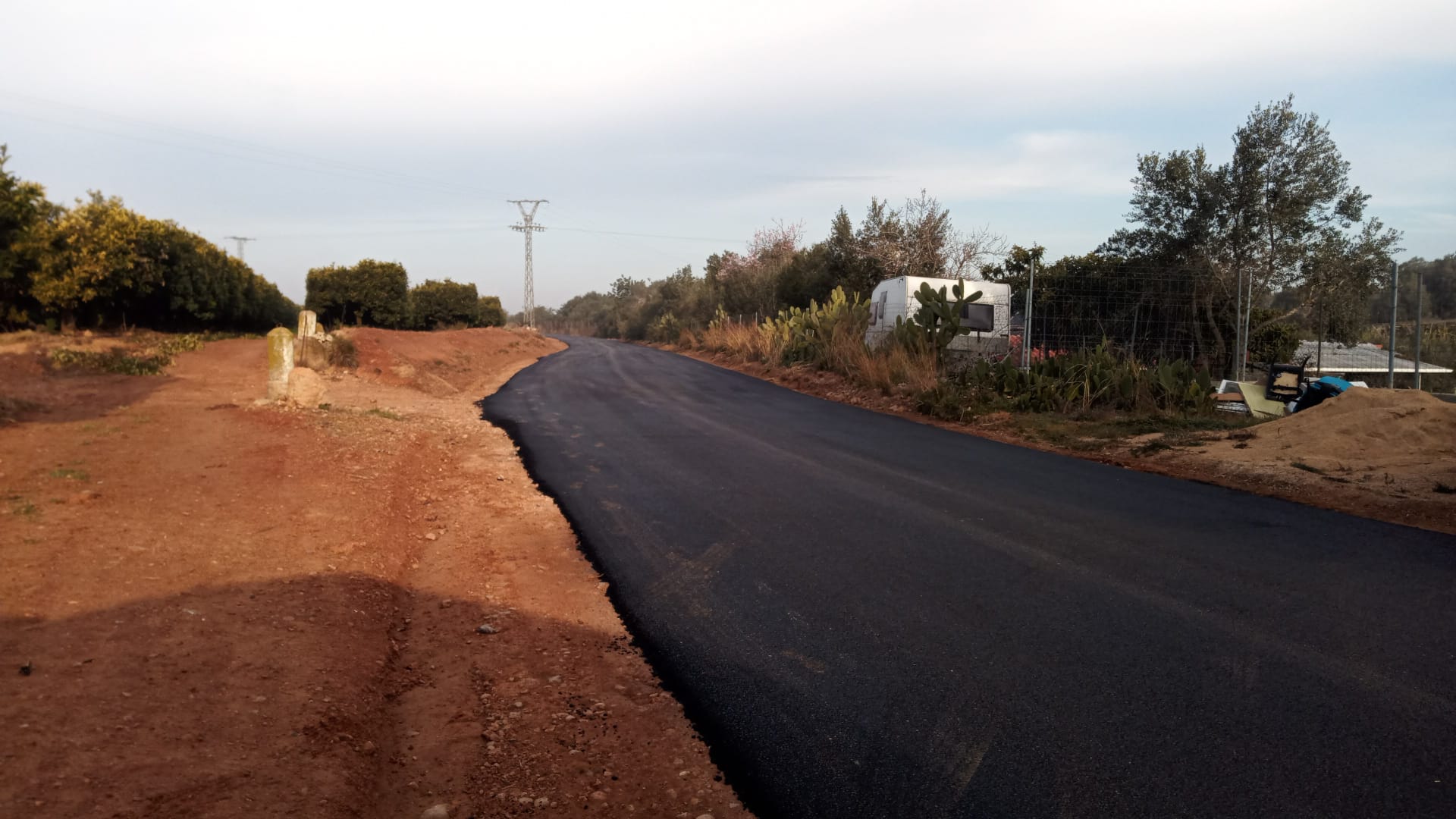 Acaben les feines de millora de l’asfalt dels camins Cometes i Melilles de Vinaròs
