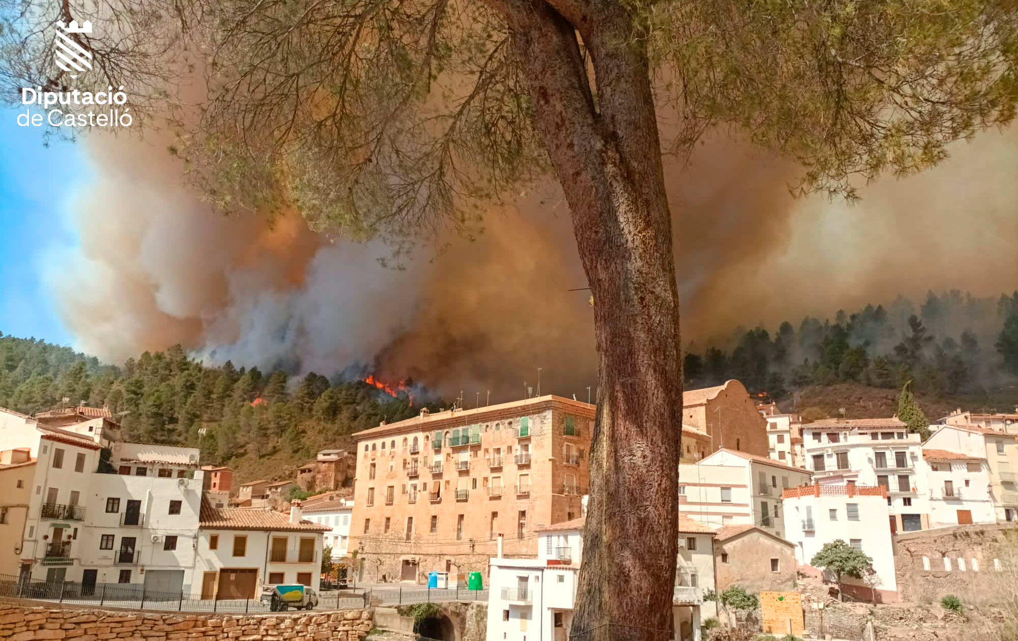 Continuen per cinqué dia les tasques d'extinció de l'incendi forestal de Villanueva de Viver