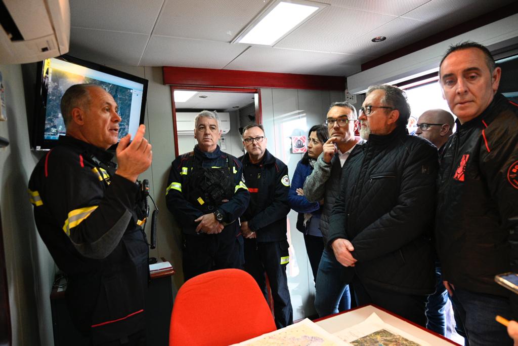 Martí destaca el treball de les forces d'emergència i la preocupació per l'avanç de les flames a l'Alt Millars