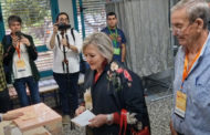 La candidata del PVI a l'alcaldia de Vinaròs, Maria Dolores Miralles, acudeix al seu col·legi electoral a votar