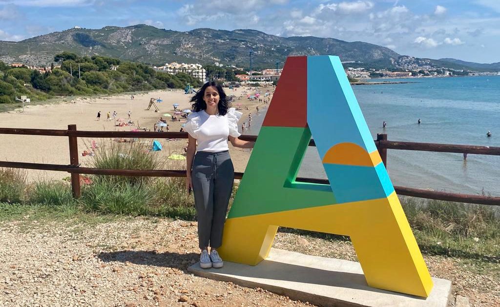 Nou rètol amb el logotip de la marca turística d'Alcalà de Xivert-Alcossebre en el mirador de la platja Romana