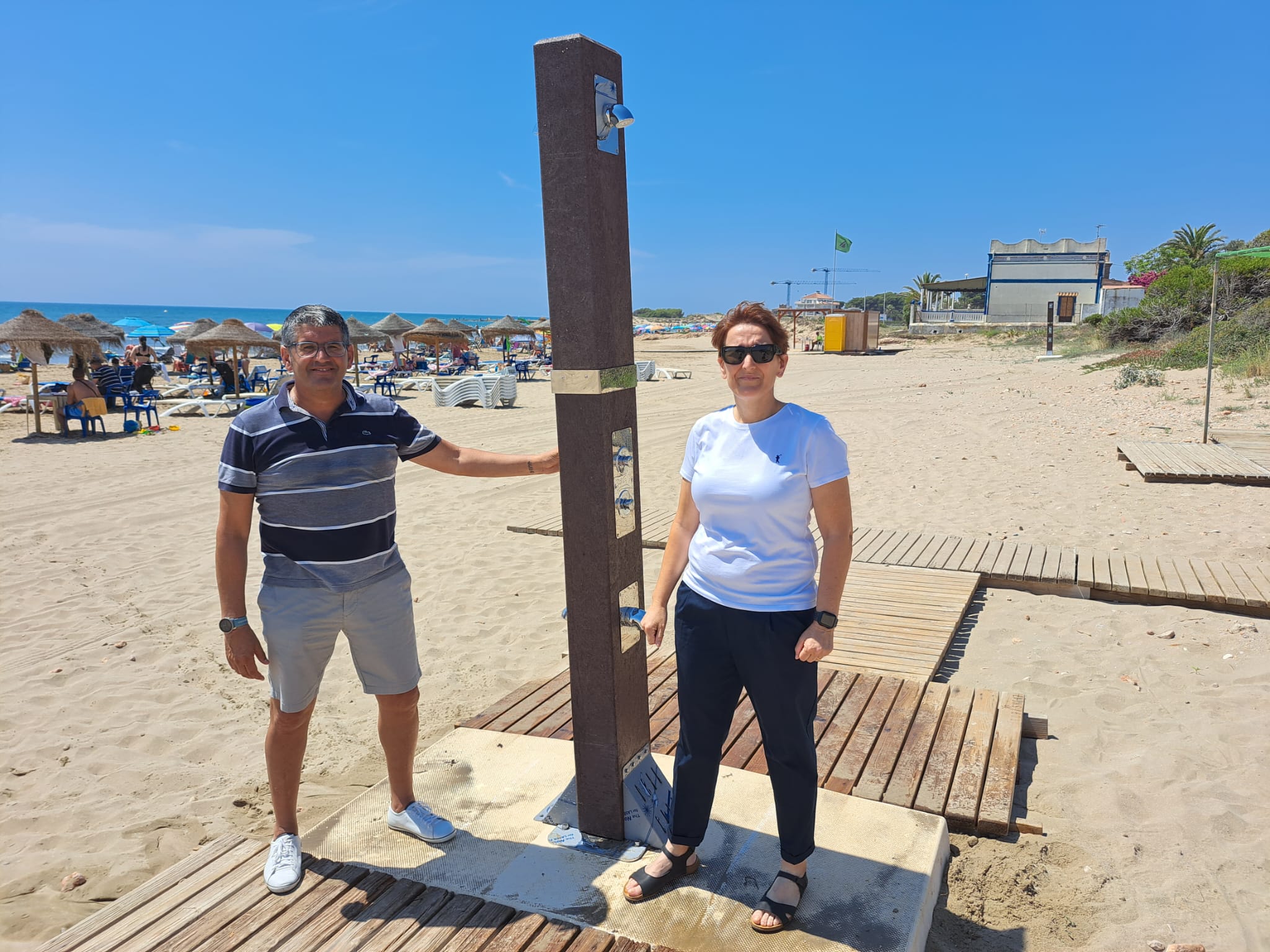 S'instal·len noves dutxes amb llavapeus a les platges d’Alcossebre fabricades amb plàstic reciclat