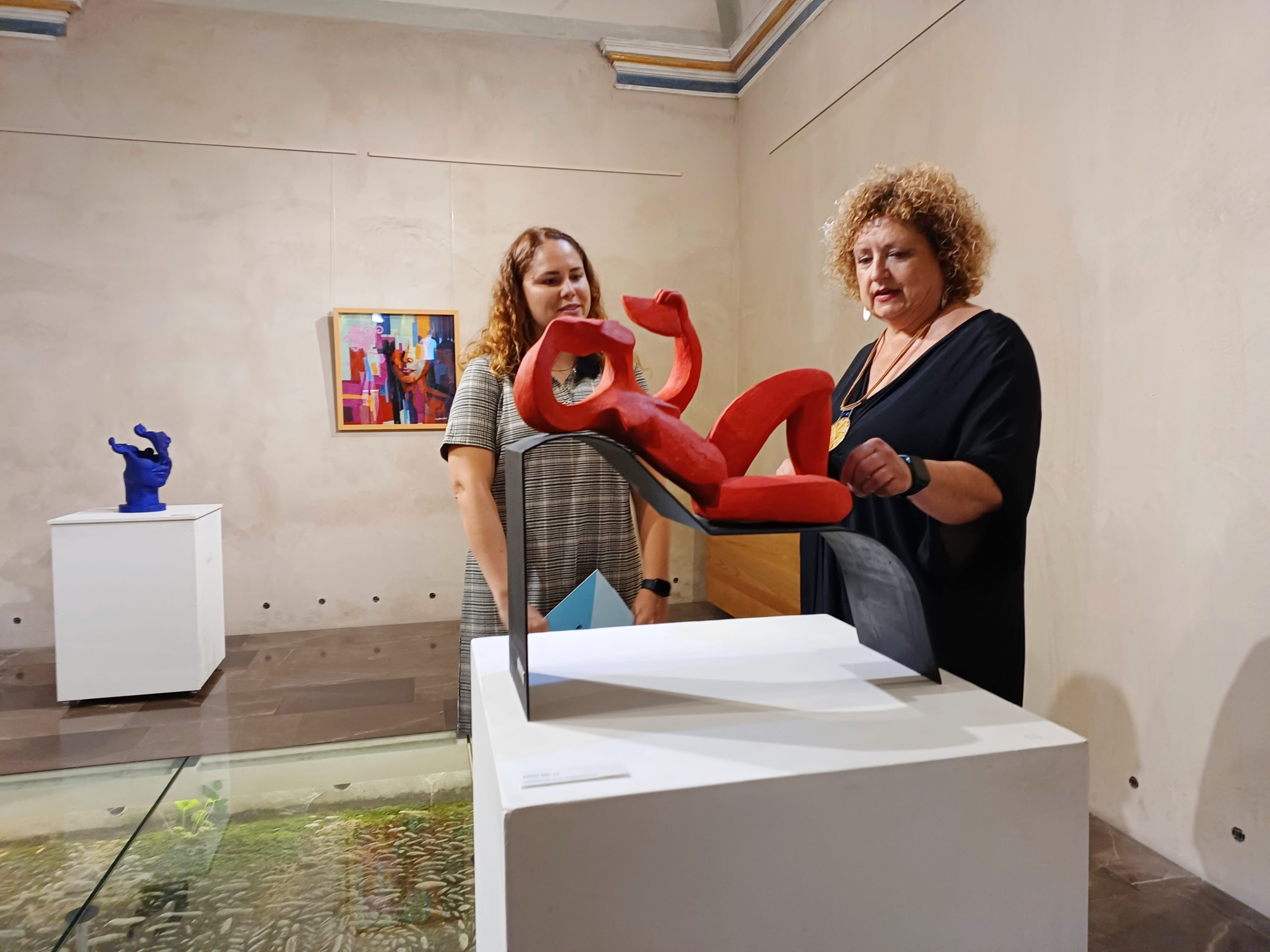 L’escultora Cinta Barberà eleva a la categoria d’art els gestos més quotidians