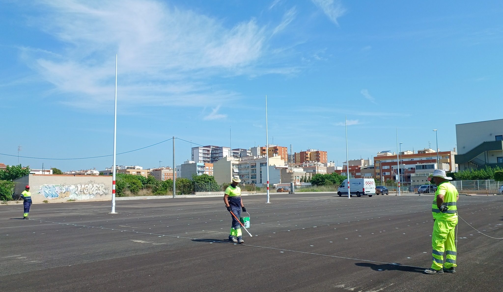 Comencen els treballs de pintura viària del pàrquing del Centre de Salut per a obrir-lo el cap de setmana