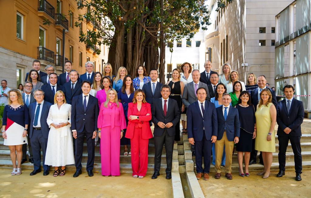 Els 40 diputats autonòmics del Grup Parlamentari Popular en les Corts prenen possessió