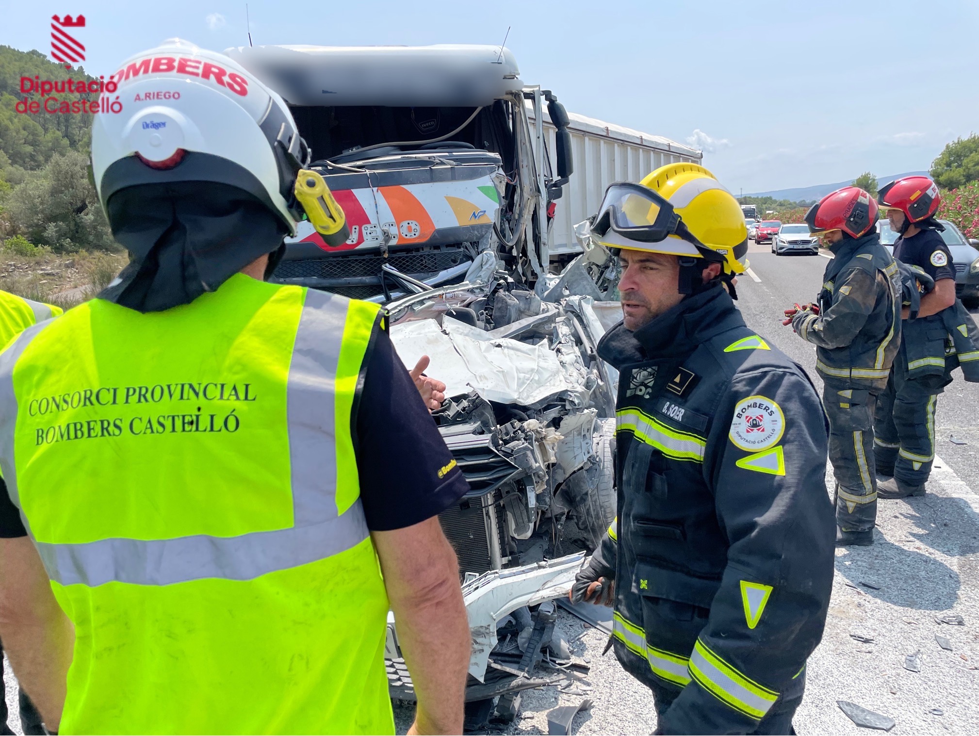 Mor una dona i un home resulta ferit en col·lisionar un cotxe i un camió a Santa Magdalena