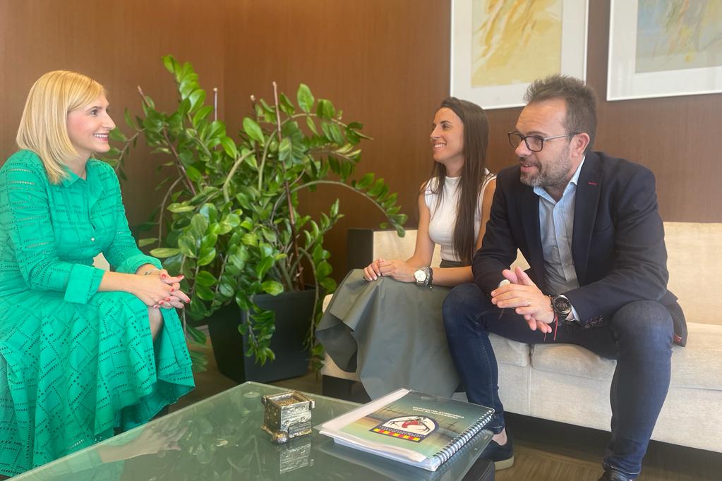 La consellera de Medi Ambient es reuneix amb la Federació de Caça de la Comunitat Valenciana