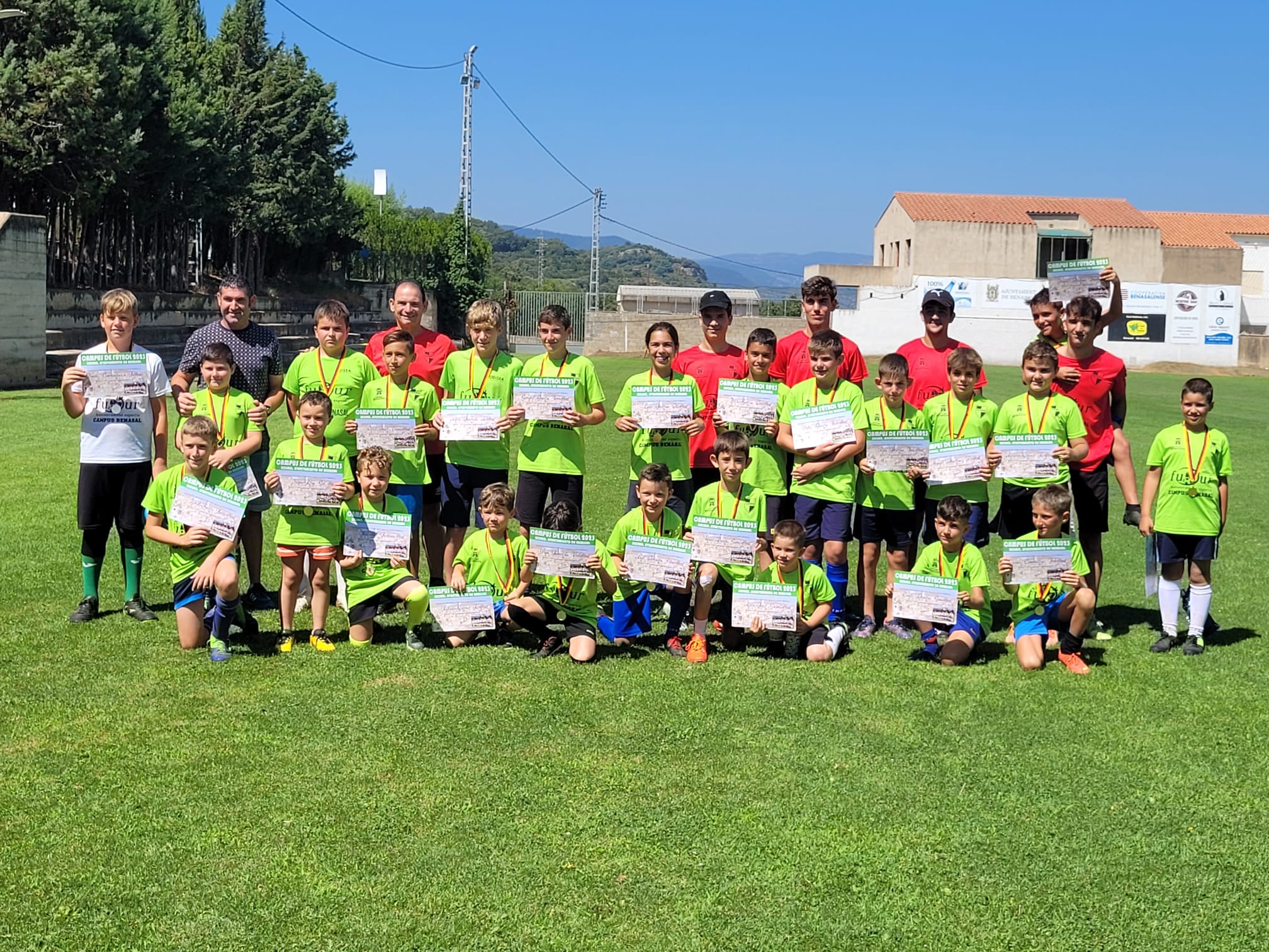 Xiquets i xiquetes de Benassal gaudeixen de l'arribada de l'estiu