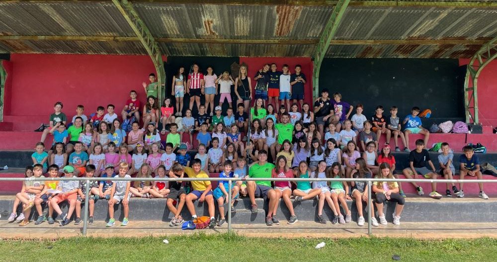 Unes 160 xiquetes i xiquets a l'Escola d'Estiu de Vilafranca