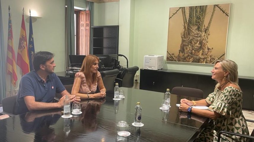 La delegada del Consell a Castelló, Susana Fabregat, es reuneix amb l'associació TeaCast