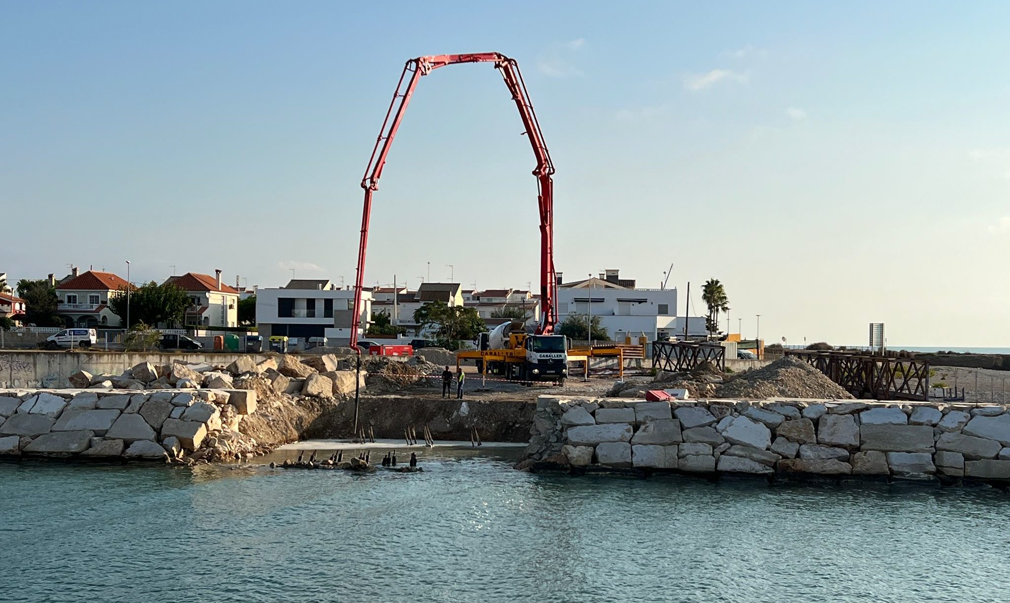 La construcció de la passarel·la del riu Cervol de Vinaròs continua a bon ritme