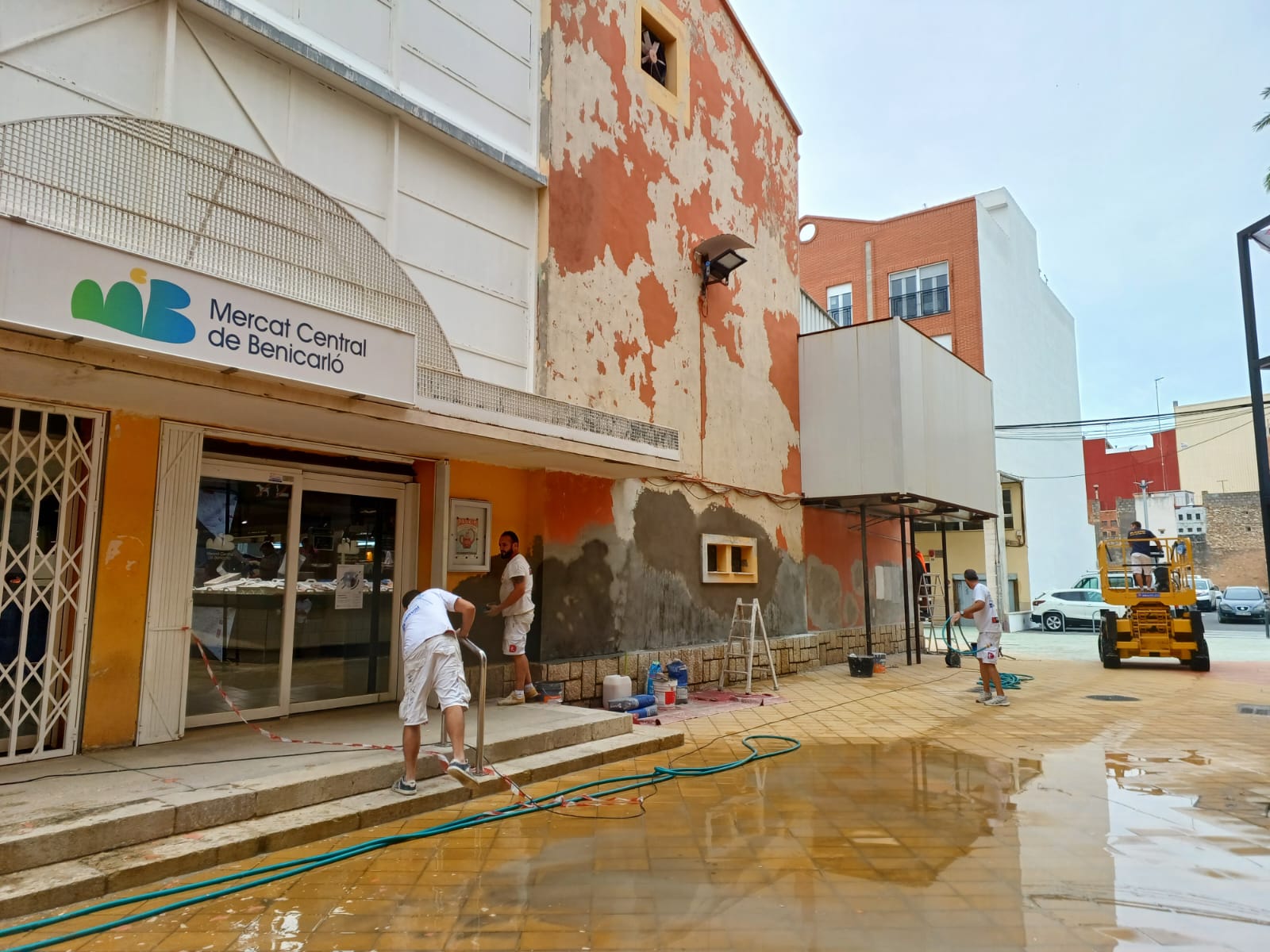 Comencen els treballs de pintura de la façana del Mercat de Benicarló