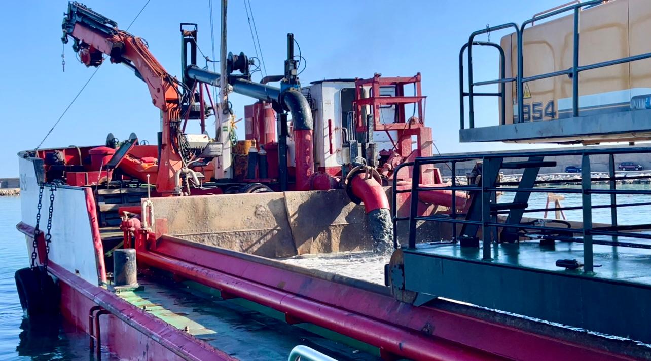 La Generalitat inicia els treballs de dragatge al Port de Vinaròs i regenerarà la platja del Fortí