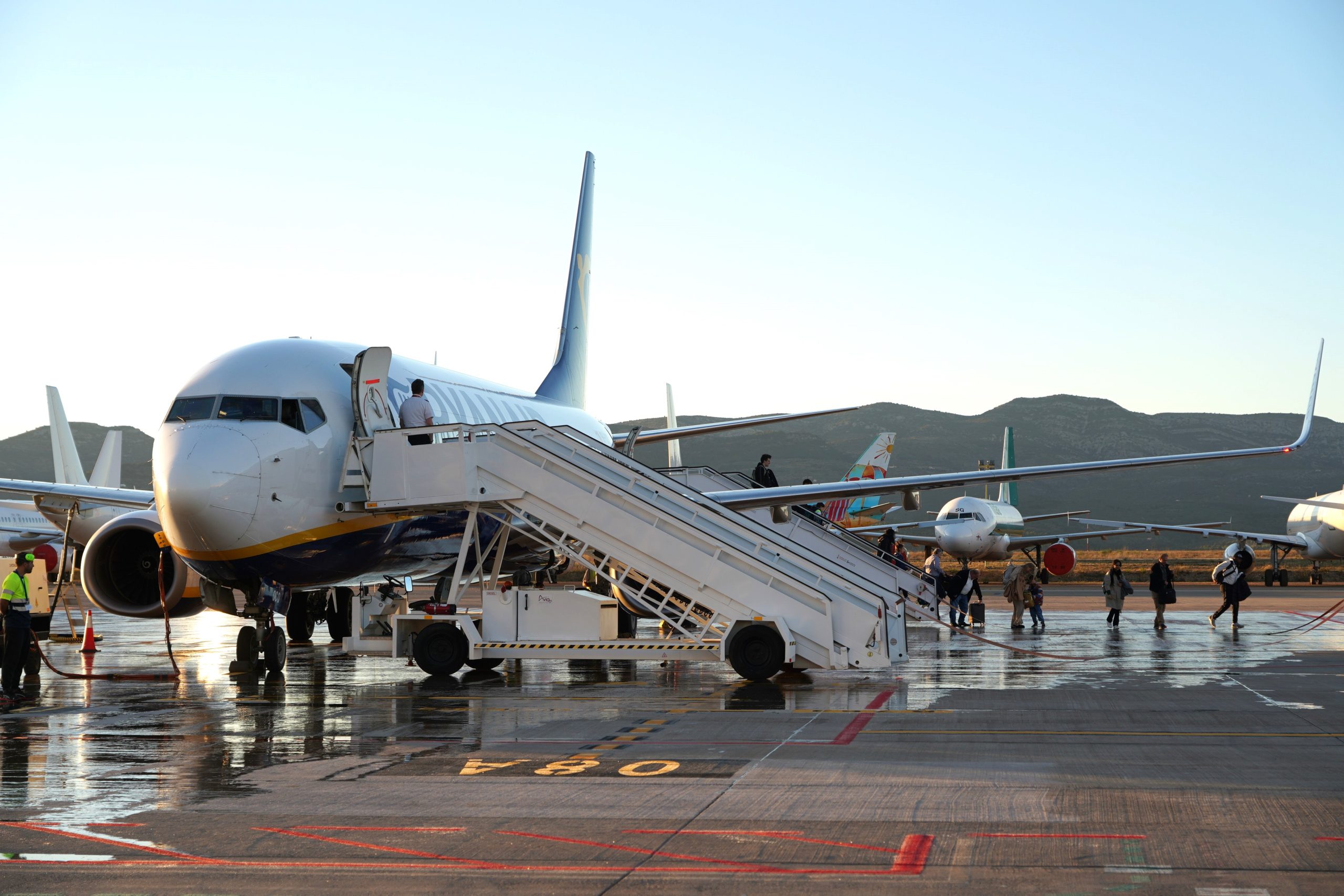 Dos aerolínies opten a les campanyes de posicionament de l'aeroport per a noves rutes aèries