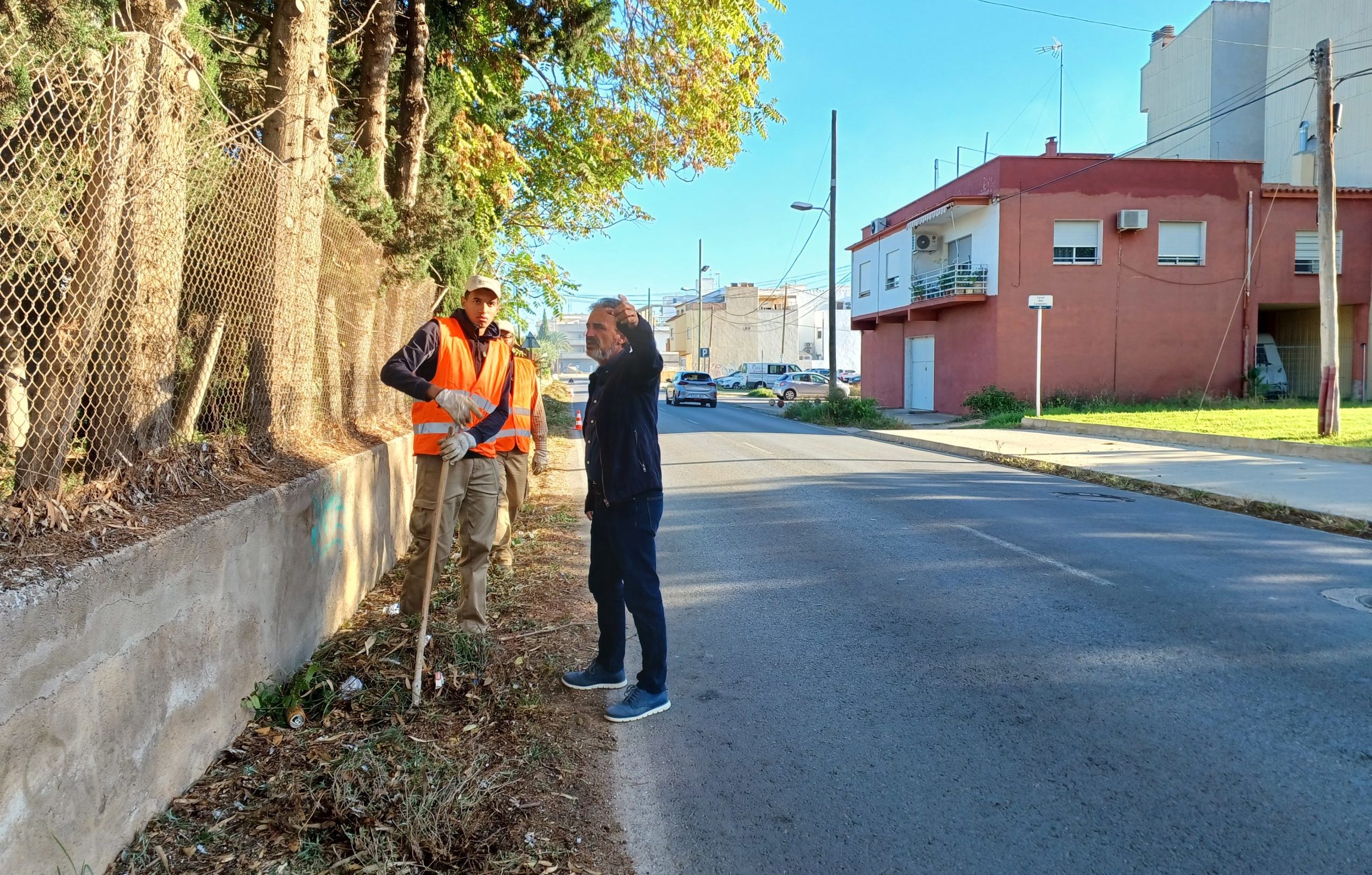 Benicarló desbrossa les cunetes de tres dels vials amb més trànsit de la ciutat