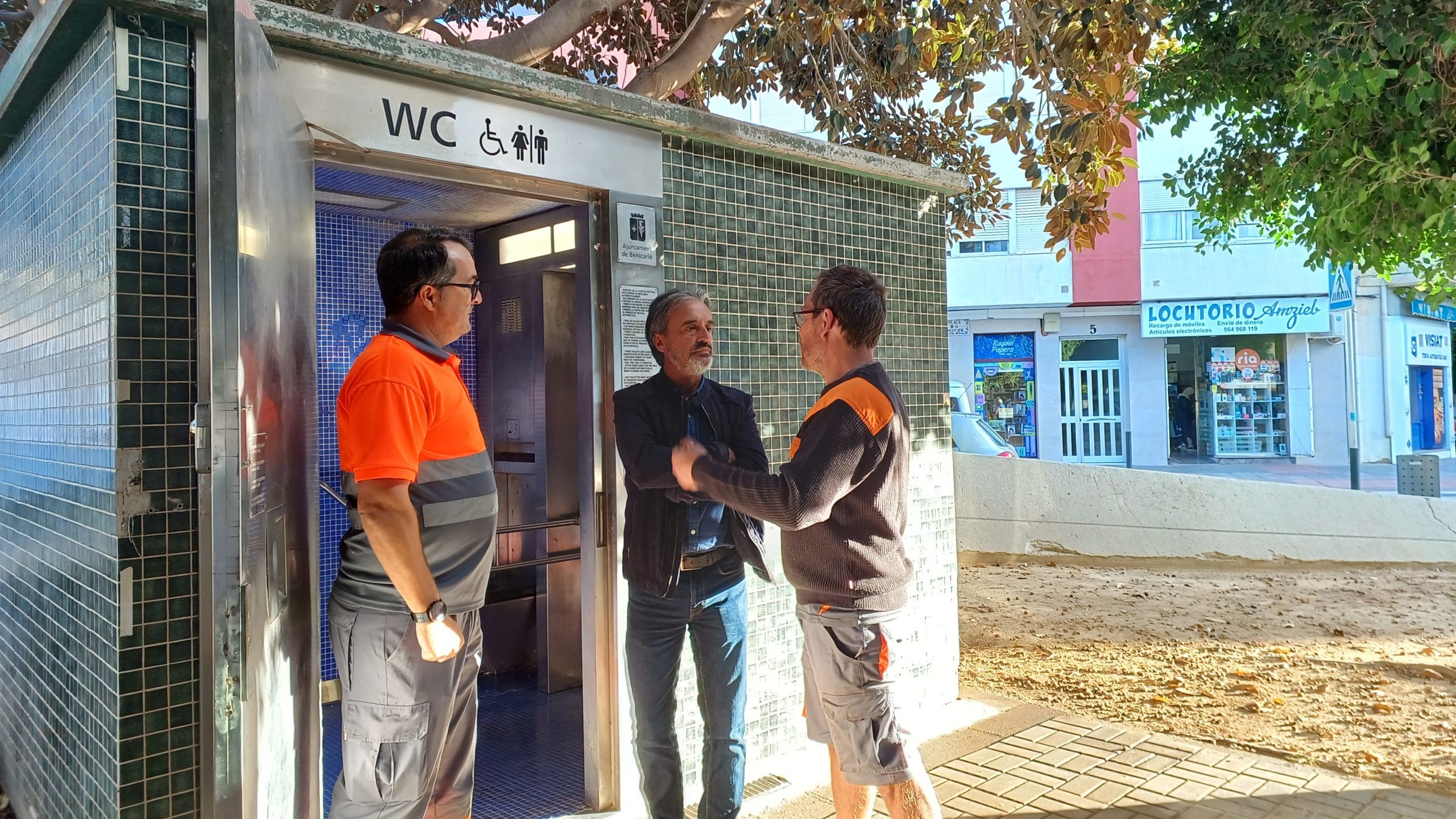 El lavabo públic de la plaça de la Constitució de Benicarló torna a estar en funcionament
