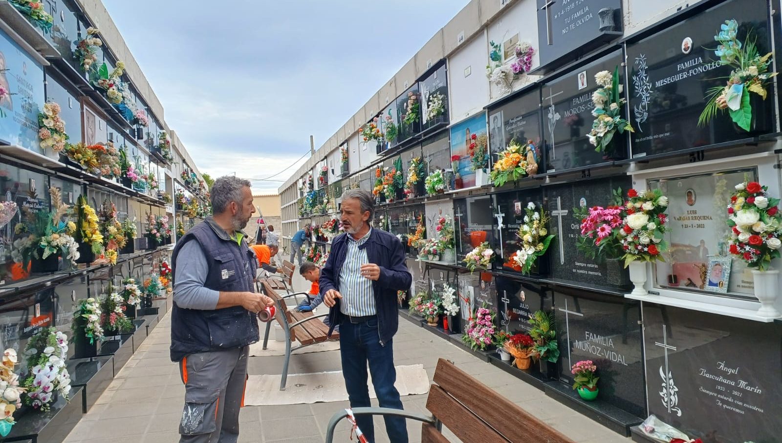 La Brigada d’Obres i Serveis de Benicarló prepara el cementeri per a la celebració de Tots Sants