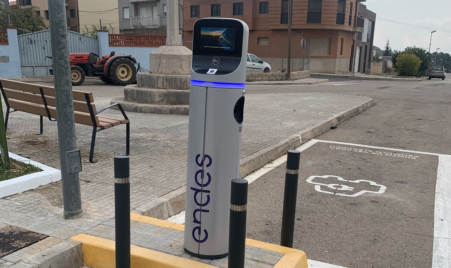 Rossell insta-la el nou carregador per a vehicles elèctrics