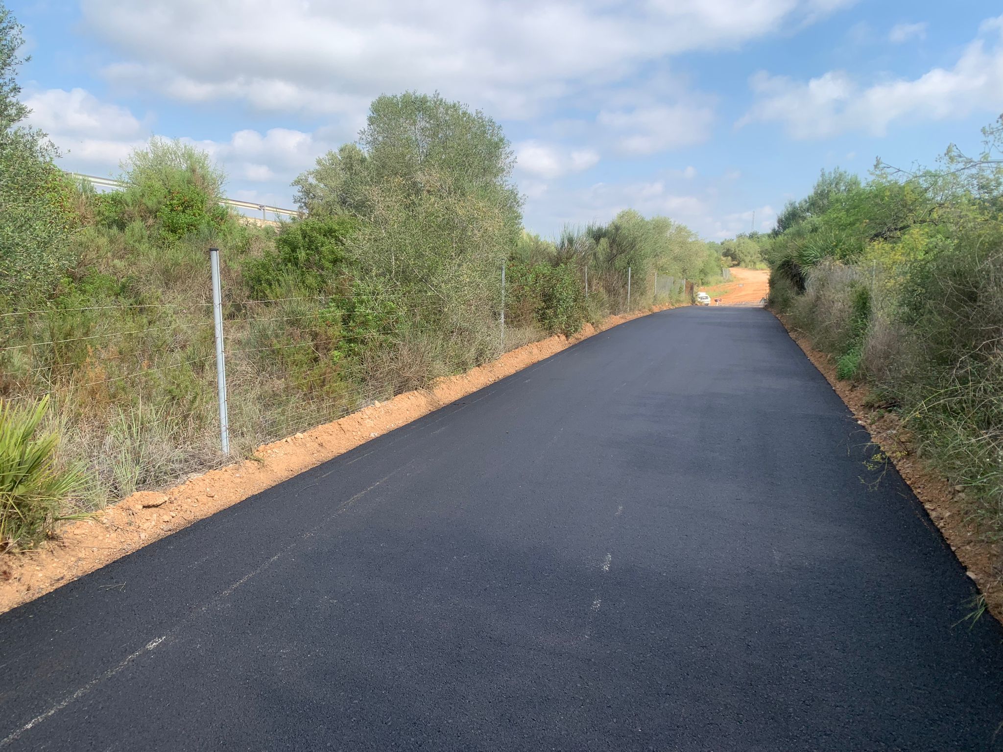 Finalitzen les obres de pavimentació del camí a Peníscola paral·lel a l'AP7 a Santa Magdalena