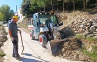 Ares repara les parets de pedra en sec