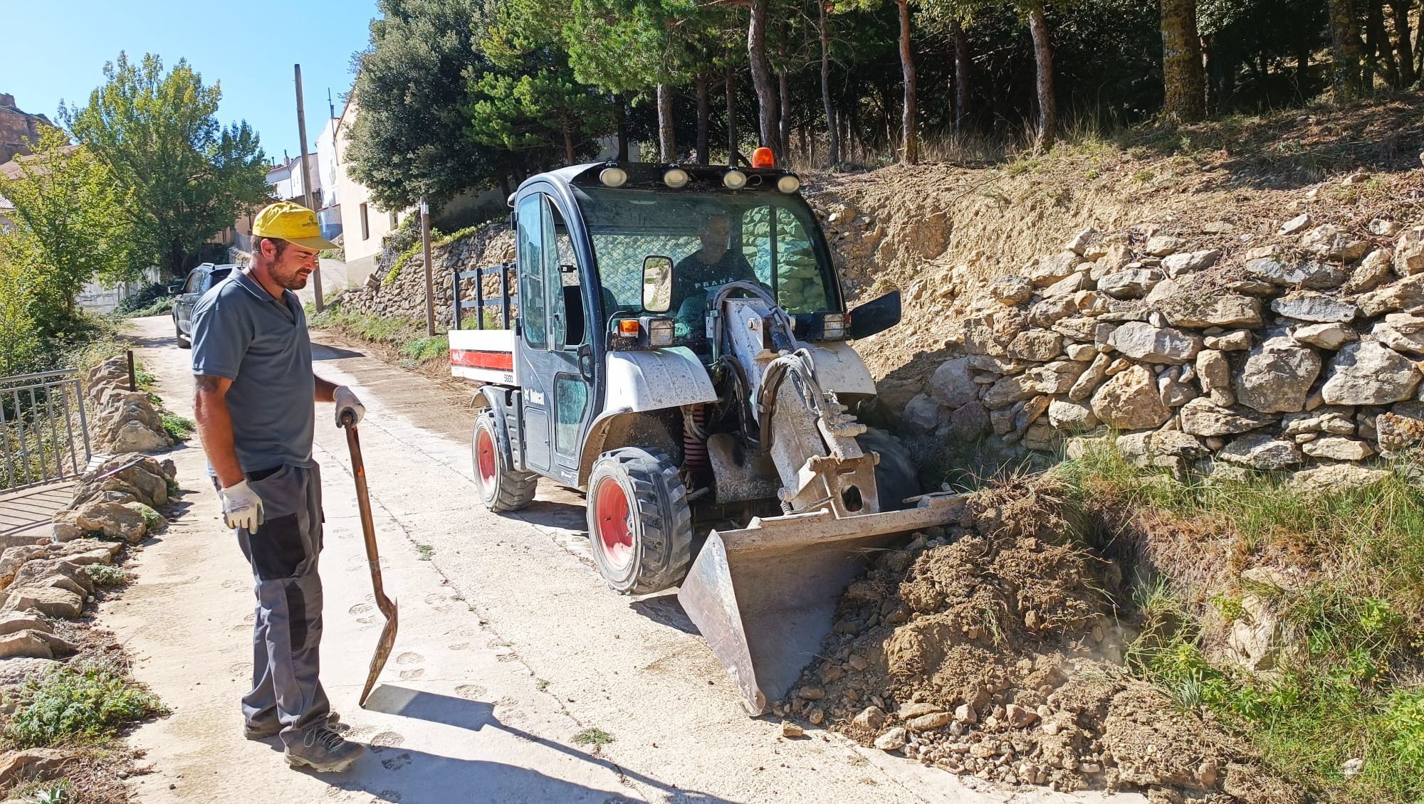 Ares repara les parets de pedra en sec