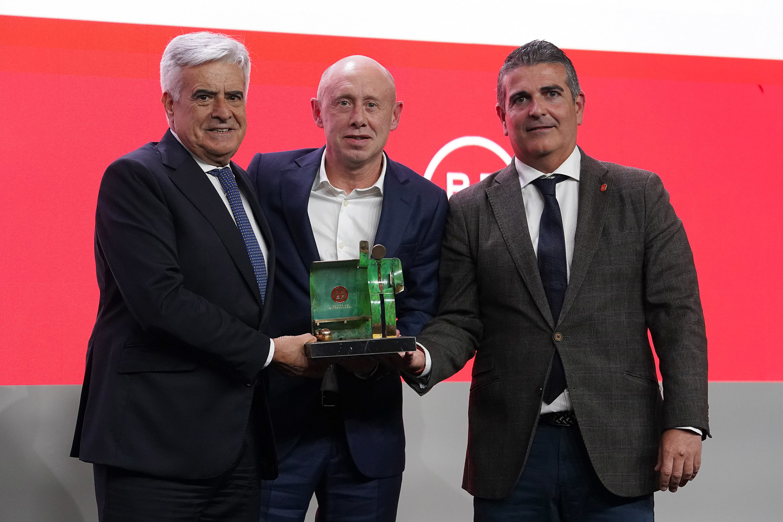 Santi Valladares rep el premi de Millor Entrenador de Segona Divisió 2022/2023