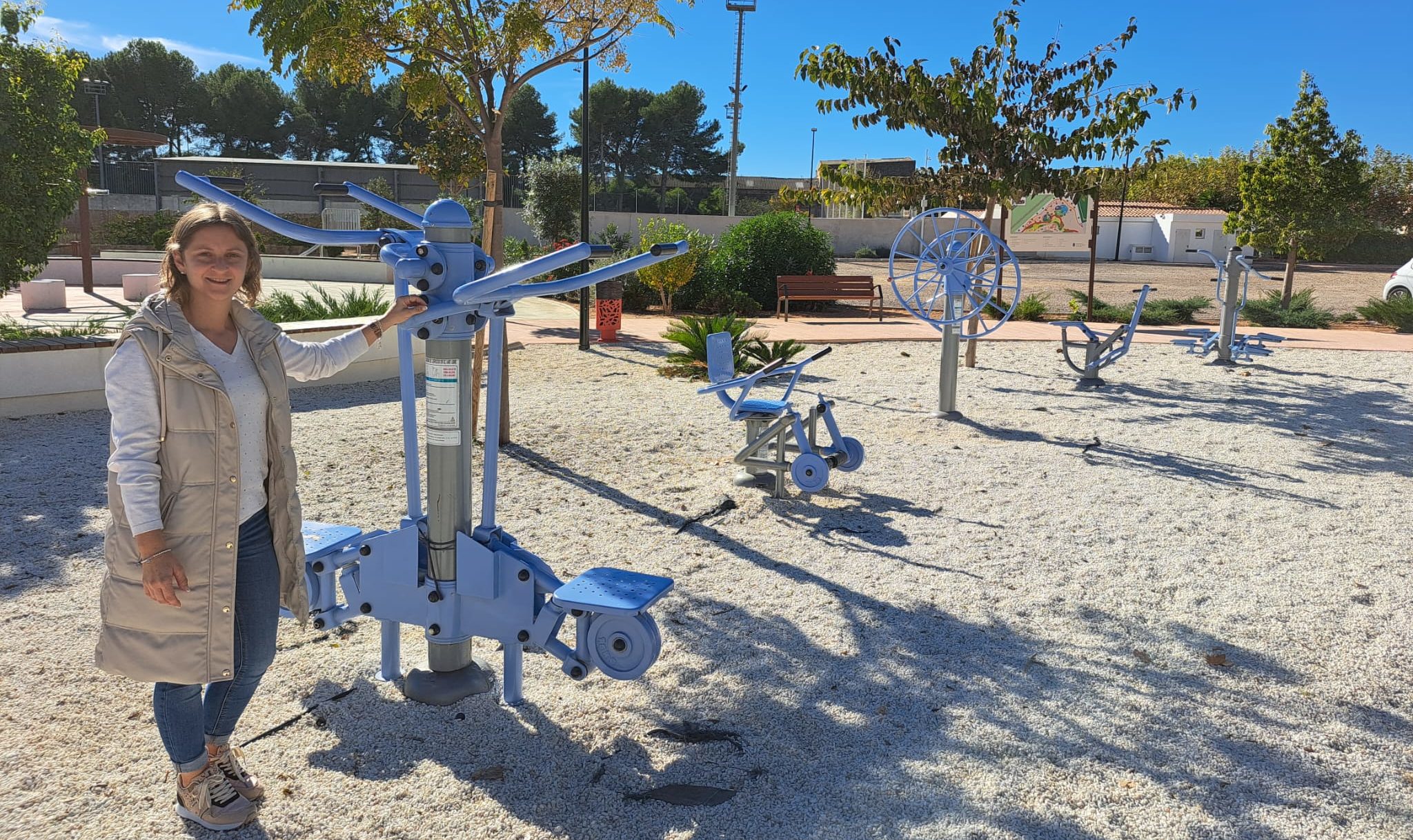 Sanitat d'Alcalà-Alcossebre ensenya a utilitzar les màquines cardiosaludables situades en espais públics