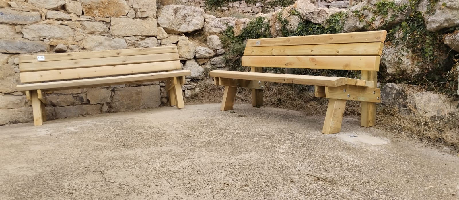 Ares col·loca bancs i un aparcabicis a la Font dels Regatxols
