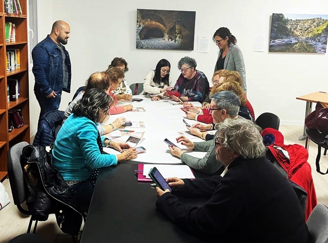 Canet lo Roig forma a les dones en el funcionament i les possibilitats del telèfon mòbil