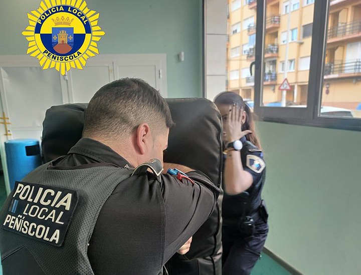 La Policia Local de Peníscola realitza un curs sobre l'ús del bastó extensible