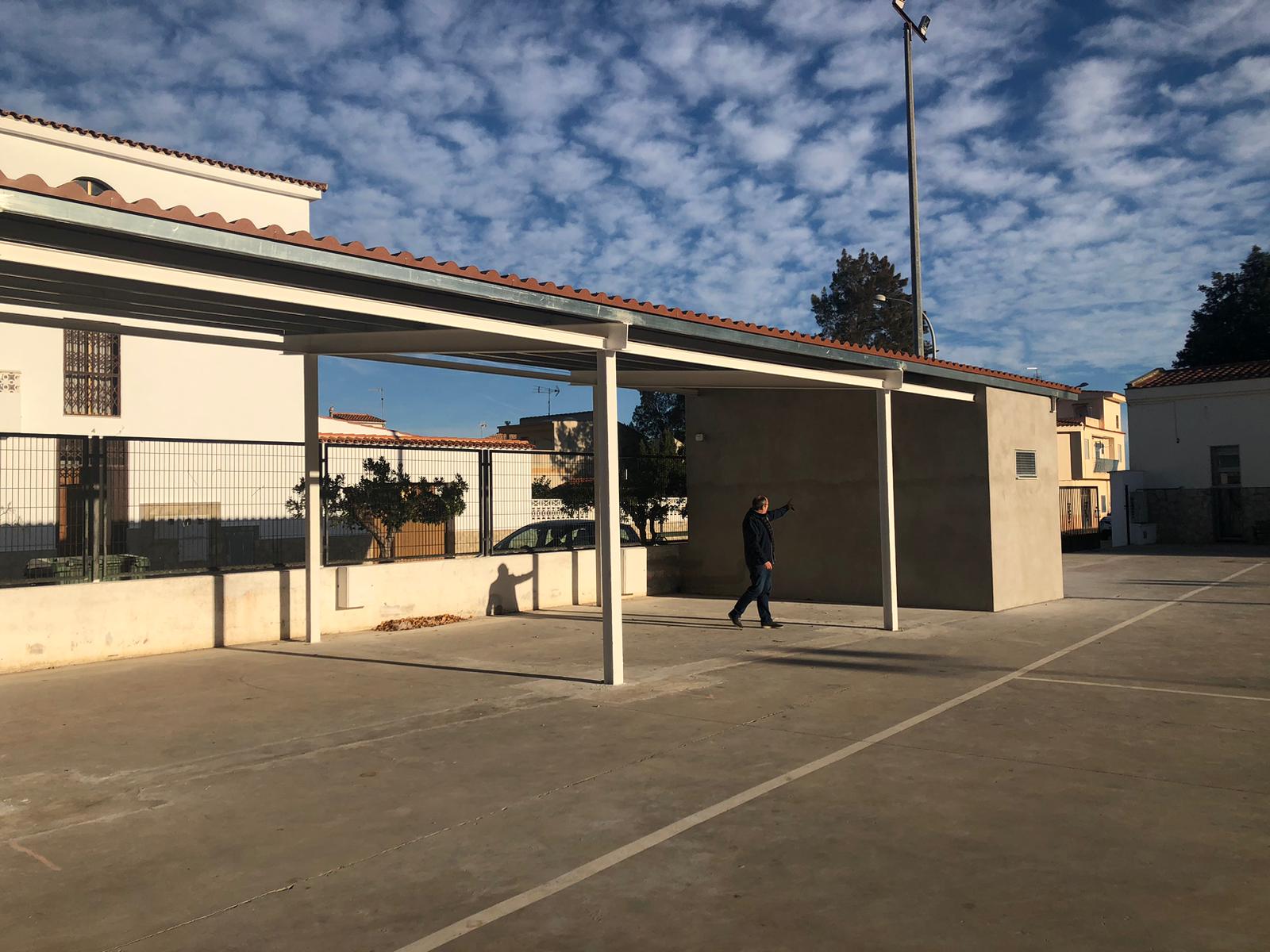 Santa Magdalena finalitza la construcció d'uns lavabos i zona d'ombra en l'exterior del pavelló poliesportiu