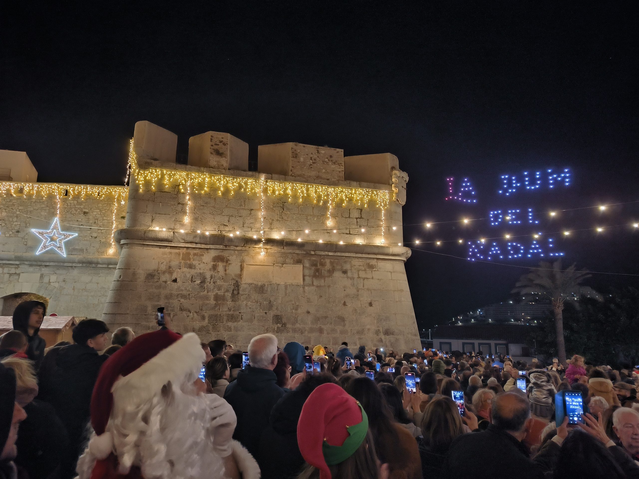 Peníscola il·lumina el cel per a encendre l'espectacular enllumenat nadalenc