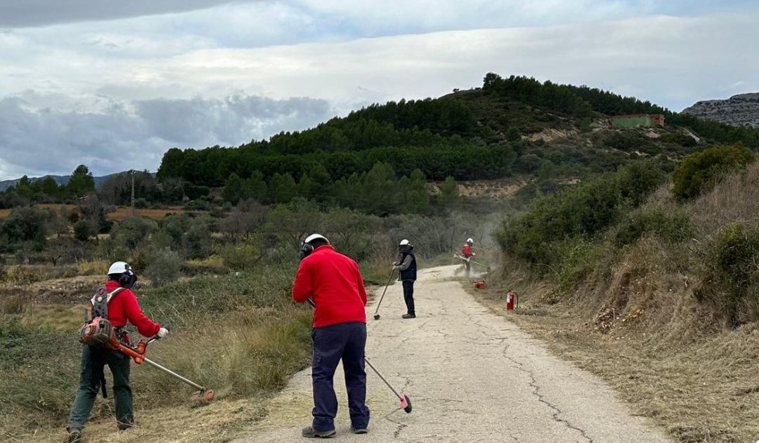 Tasques de manteniment i desbrossament en diferents punts del terme de Xert