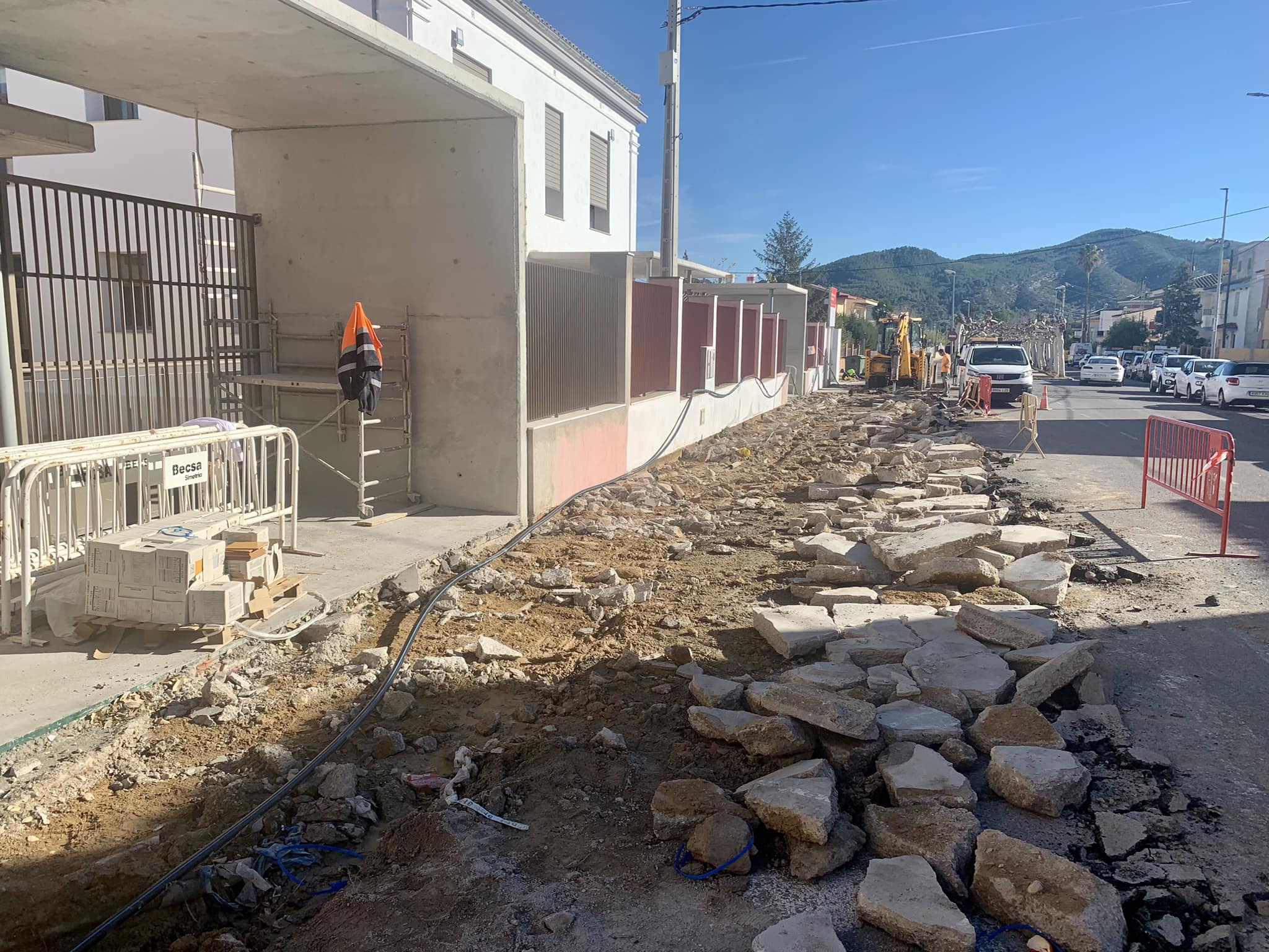 L'Ajuntament de Sant Mateu millora l'ampliaria de la vorera de la nova escola