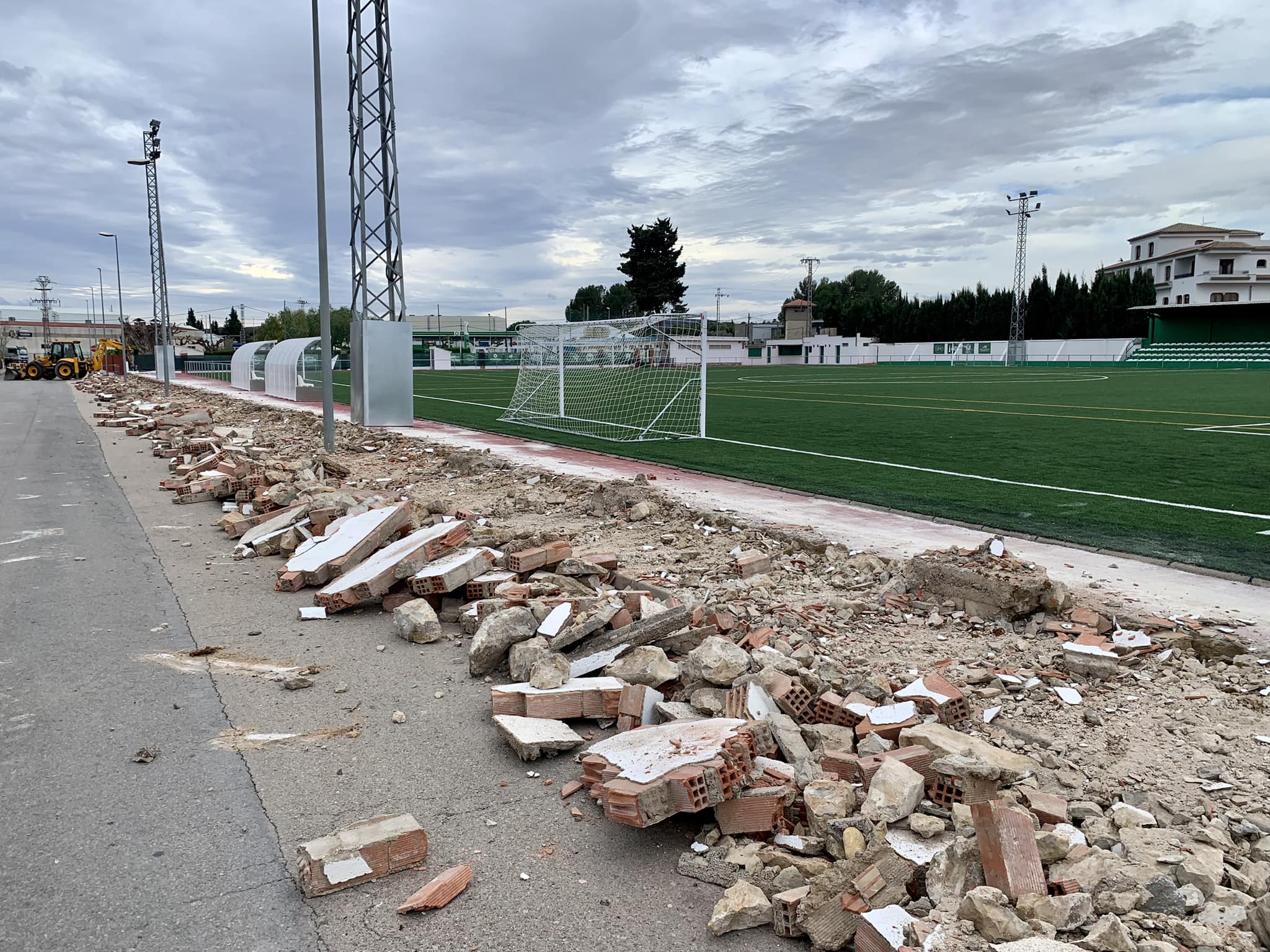 El camp de futbol de Sant Mateu comptarà amb una nova tanca