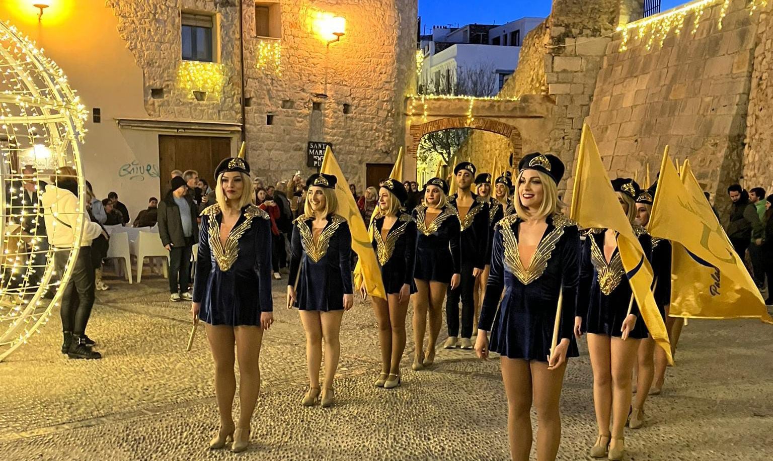 El Pare Noel arriba a Peníscola en el Dia de Nadal per a compartir il·lusió amb els més xicotets