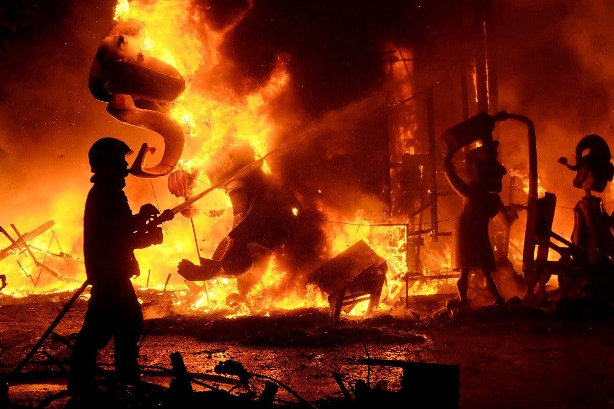 El Consell elabora una guia de prevenció de riscos laborals per al muntatge de fogueres i falles